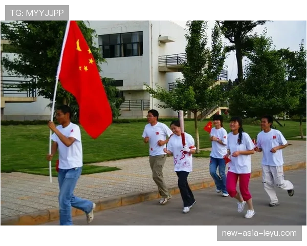 火炬传递发生意外：火炬手摔倒，火炬未熄灭，火炬手是啥